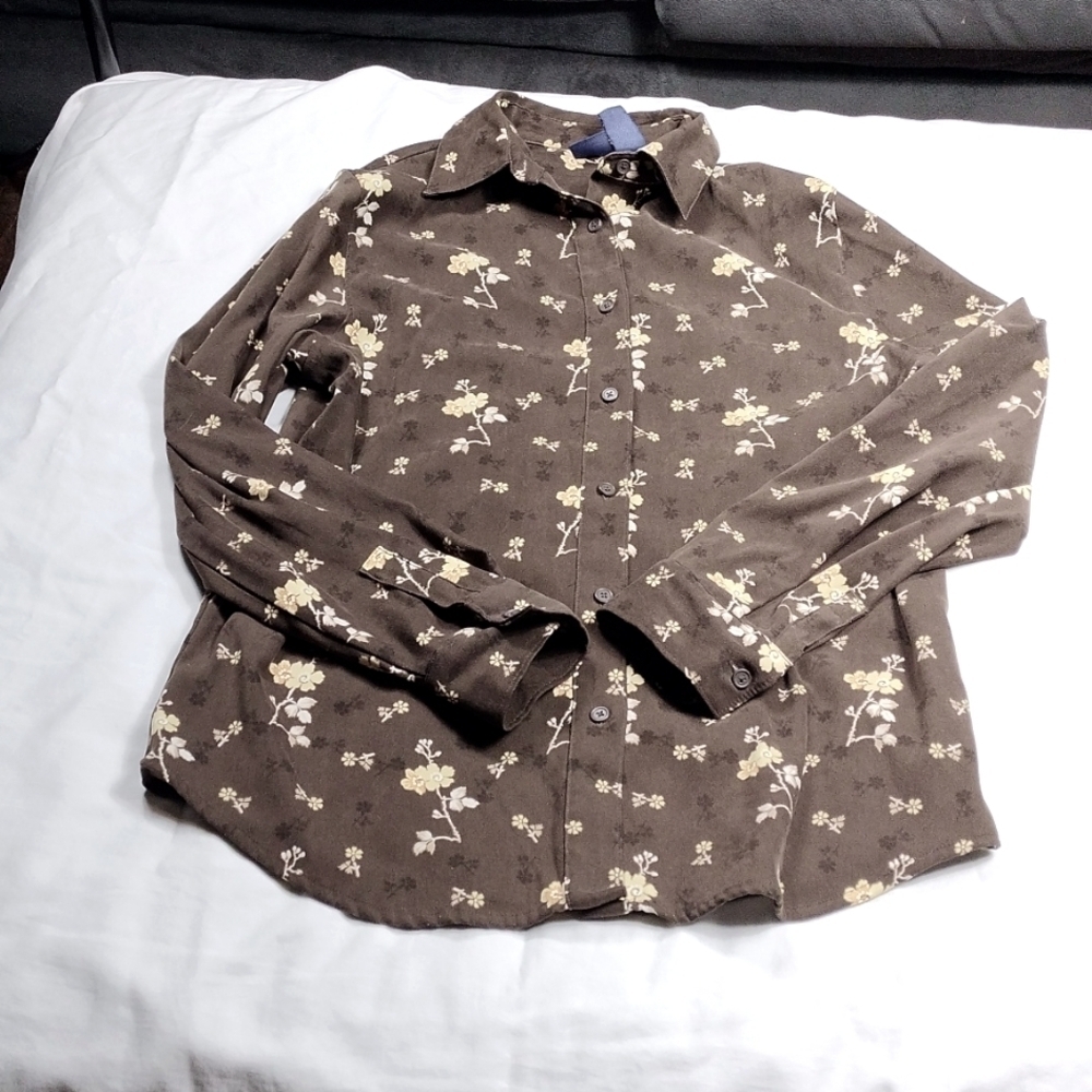 Basic Edition's women's long sleeved button down shirt size medium